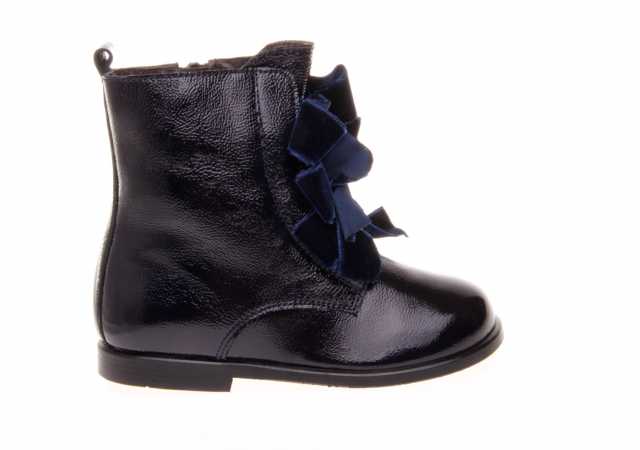 BOTA PASCUALA NIÑA EN CHAROL CON CORDÓN Y CREMALLERA