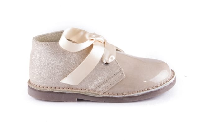 BOTA NIÑA EN ANTE GLITTER Y CHAROL CON LAZO