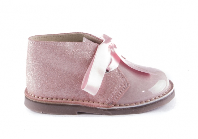 BOTA NIÑA EN ANTE GLITTER Y CHAROL CON LAZO