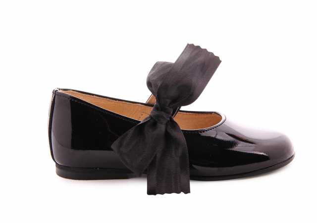 MERCEDITAS EN CHAROL CON VELCRO Y LAZO MERCEDITAS EN CHAROL CON VELCRO Y LAZO