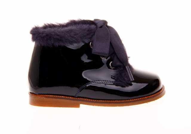 BOTA NIÑA CLARYS EN CHAROL CON CORDÓN