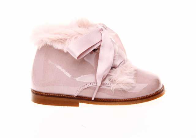 BOTA NIÑA CLARYS EN CHAROL CON CORDÓN