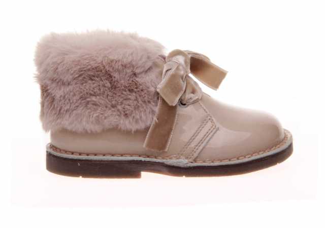 BOTA NIÑA EN CHAROL CON CORDÓN