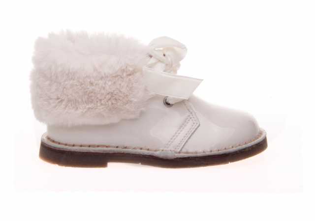BOTA NIÑA EN CHAROL CON CORDÓN