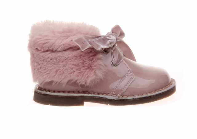 BOTA NIÑA EN CHAROL CON CORDÓN