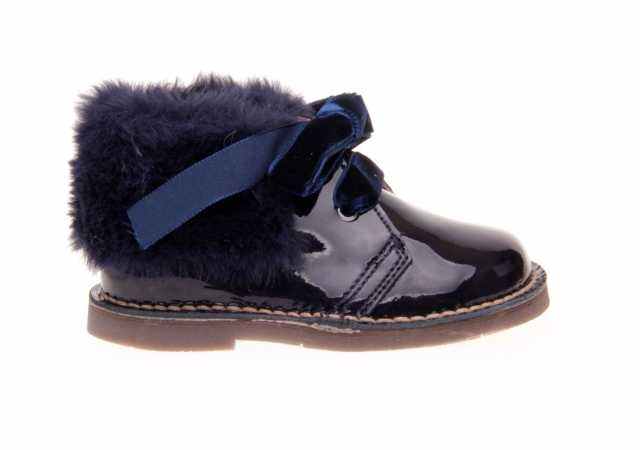 BOTA NIÑA EN CHAROL CON CORDÓN