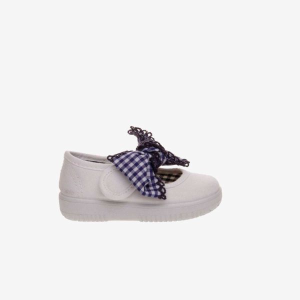 Medeces de lona en blanca con velcro y lazo.
