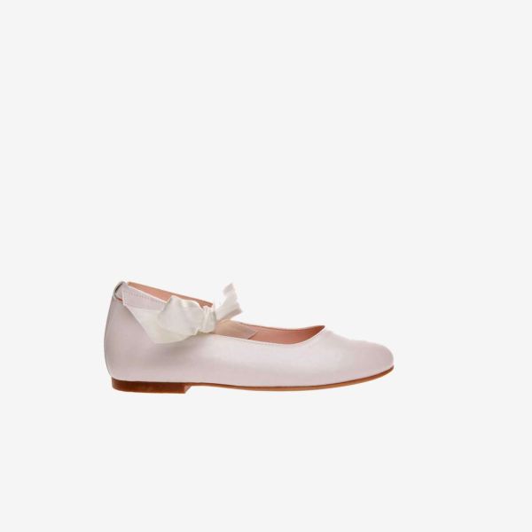 Mercedes de niña en piel beige con lazo.