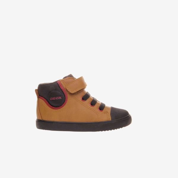 Bota de niño Geox con velcro y puntera reforzada.