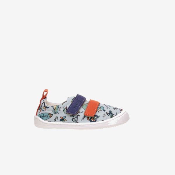 Zapato de lona respetuoso con estampado de dibujitos.