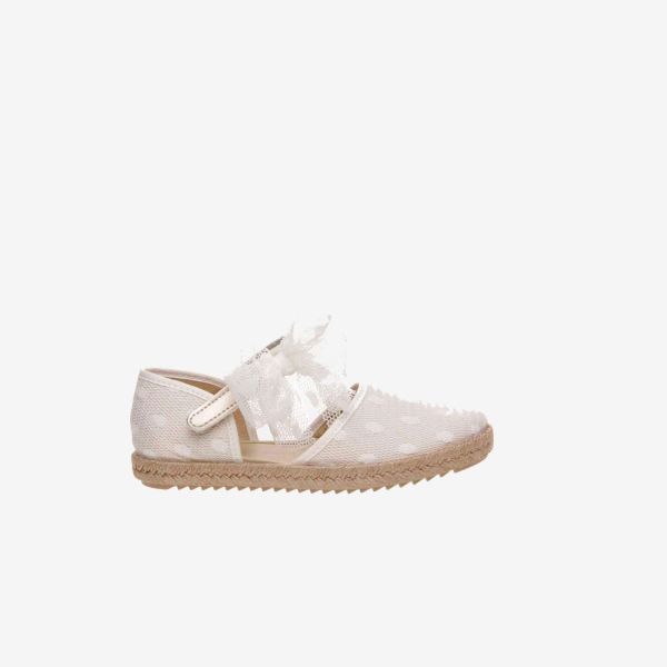 Esparteña de niña con encaje en color beige con lazo de tul.