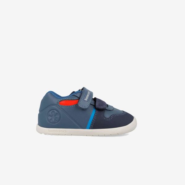 Zapatilla Biomecanics  para niño. Línea Wider (horma ancha), doble velcro y puntera reforzada. Ligera, transpirable y con suela antideslizante.